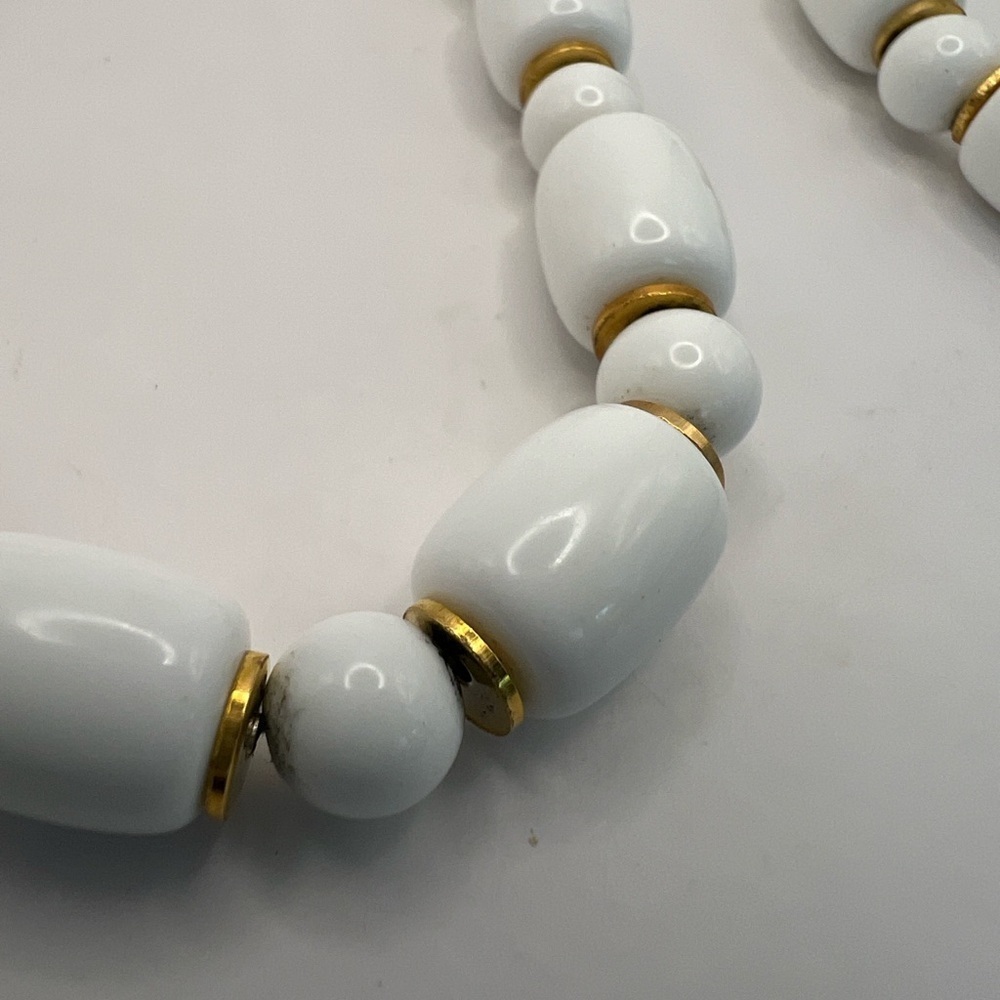 Vintage Crown Trifari White bead and gold tone long necklace - Picture 6 of 8